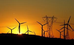 Torre elèctrica i molins d’energia eòlica.