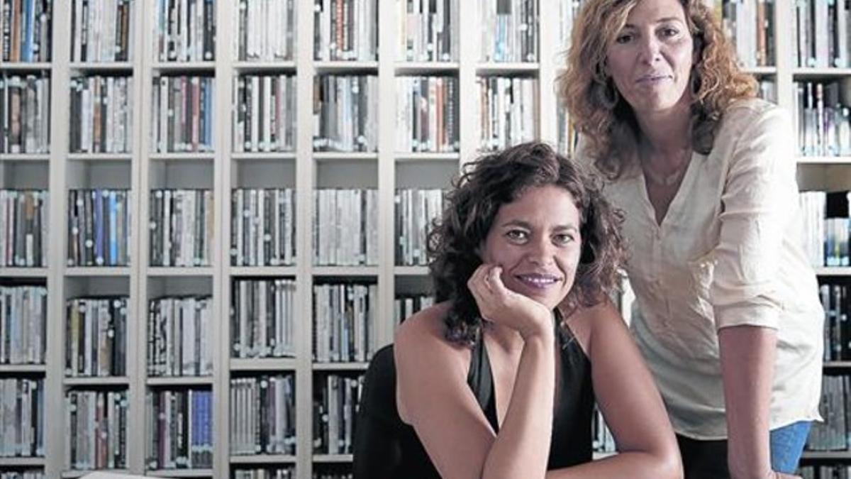 Yolanda Serrano, a la izquierda, y Eva Leira, la semana pasada en su oficina de Madrid, inundada de películas y series de televisión.