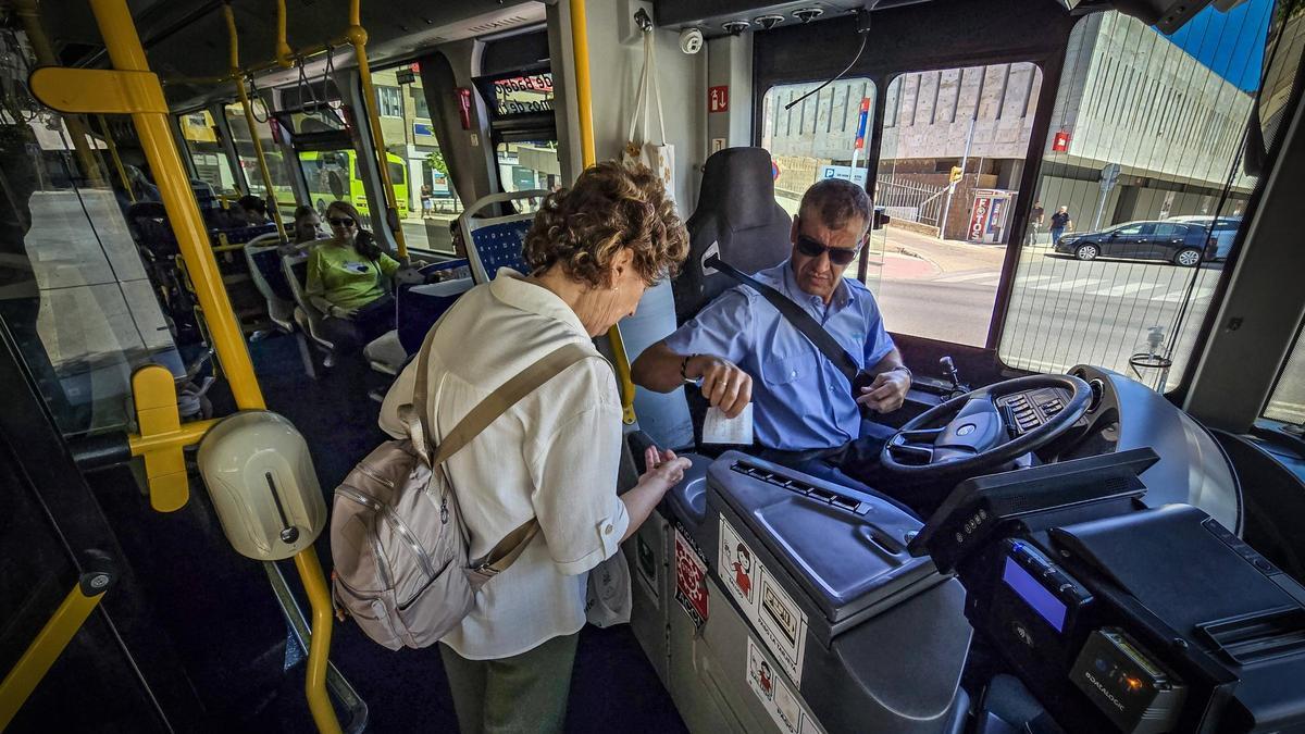 Usuarios del autobús urbano en Badajoz.