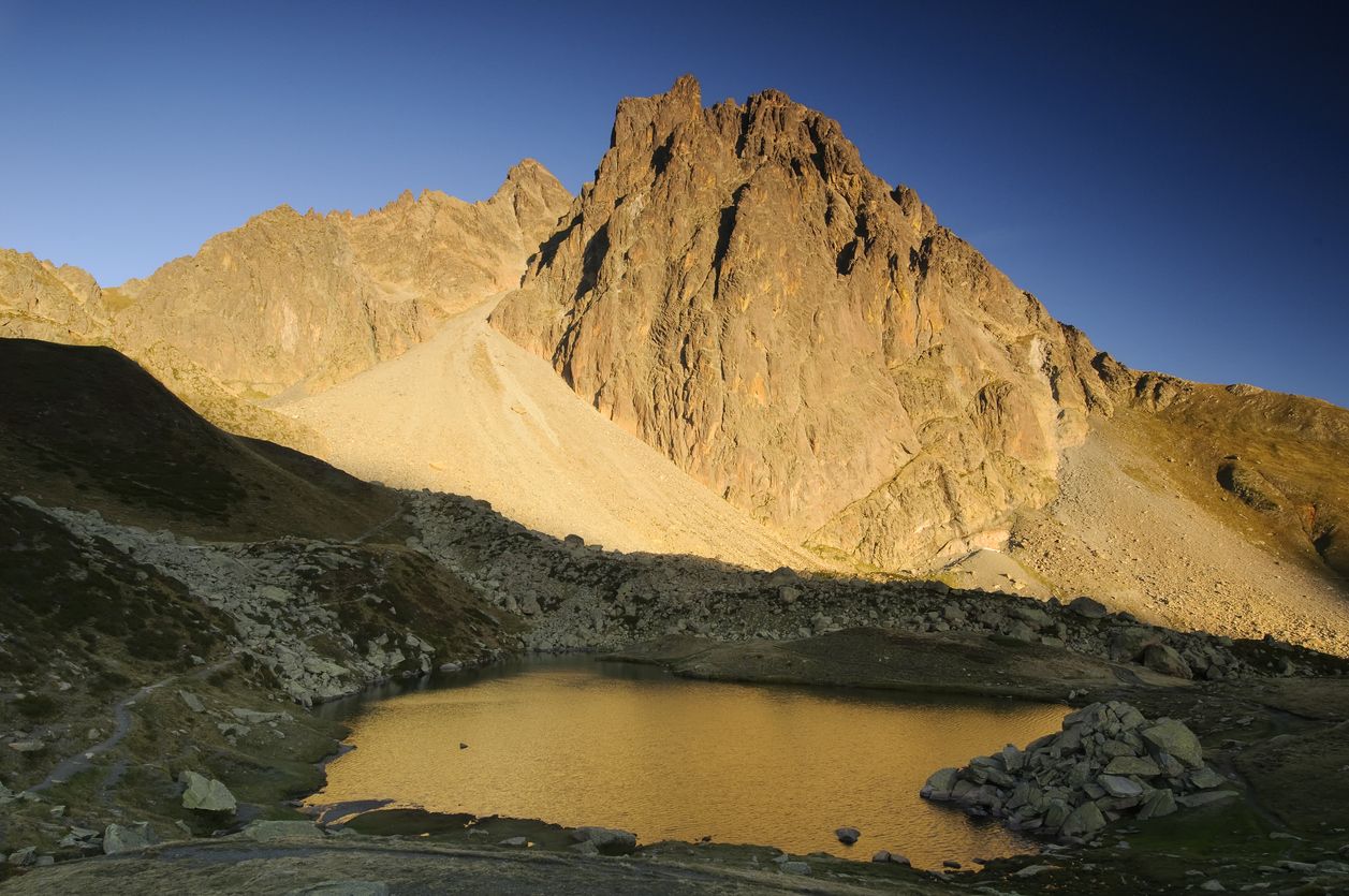 Las senderos de acceso al lago se pueden hacer tanto a pie como en coche