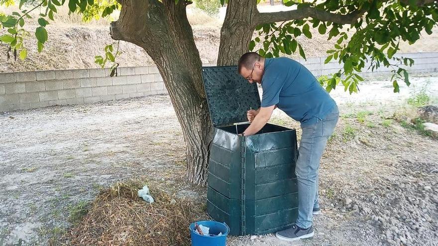 Cincuenta familias de Ontinyent entran en el plan de compostaje del COR y evitarán 20.500 kilos de residuos al año