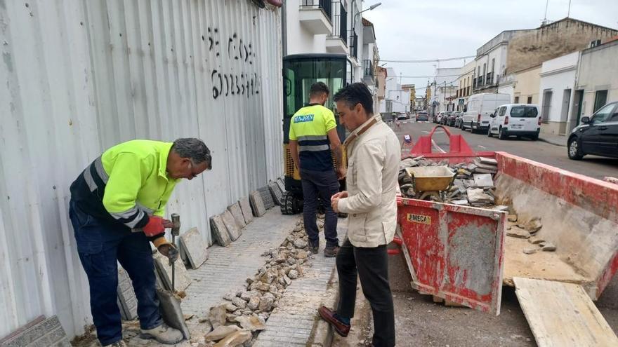 El Ayuntamiento de Puebla de la Calzada acomete nuevas mejoras en la calle Puente