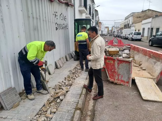 El Ayuntamiento de Puebla de la Calzada acomete nuevas mejoras en la calle Puente