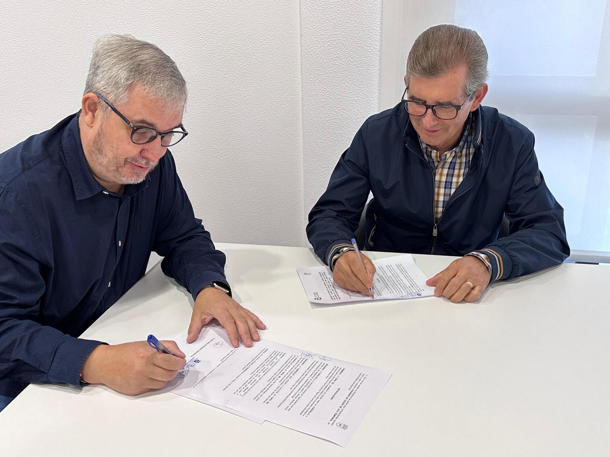 Blas García, esquerda, e José María Domínguez, asinando o convenio.