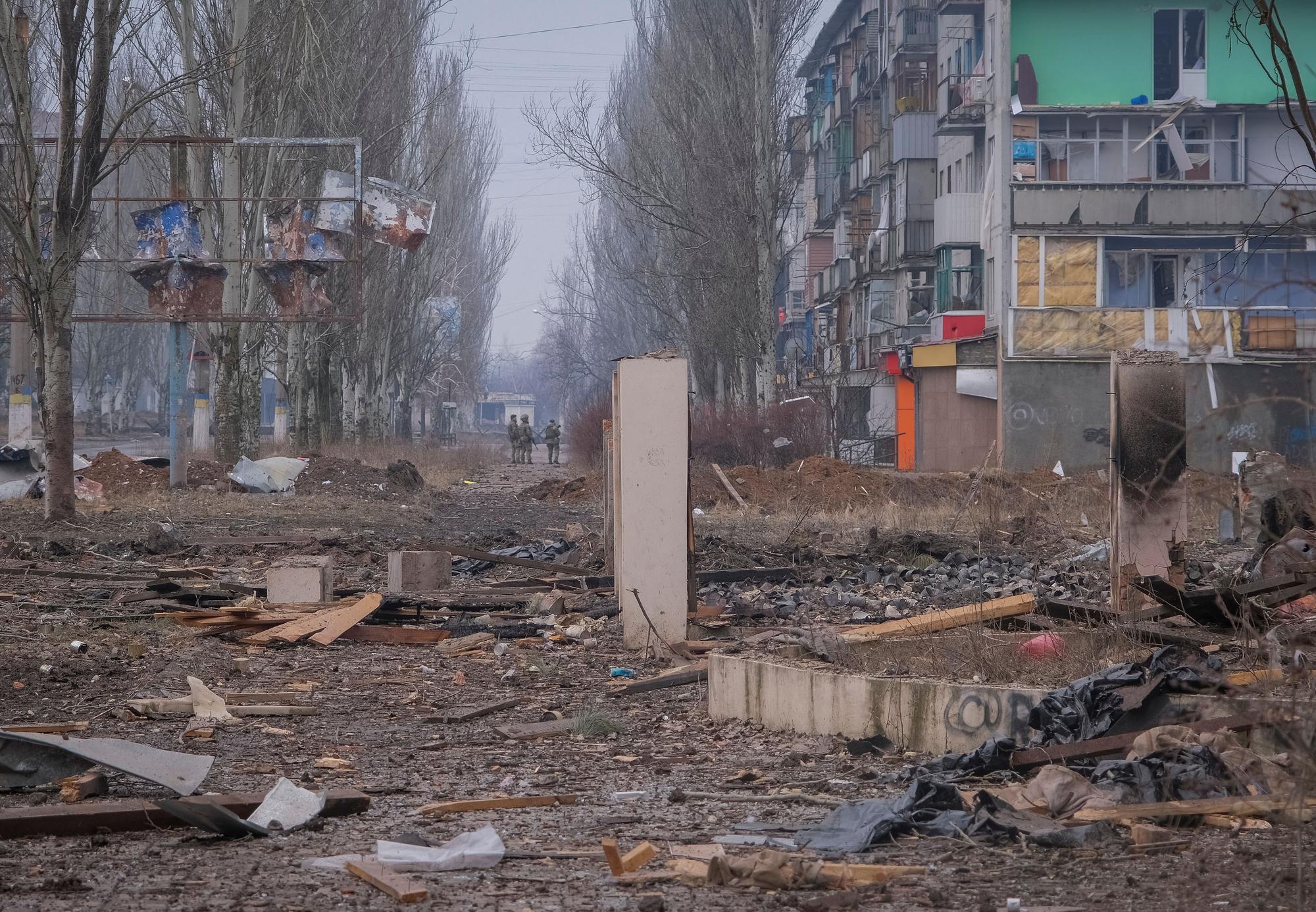 Un calle desierta de Bajmut, ciudad del este de Ucrania asediada por las tropas rusas.