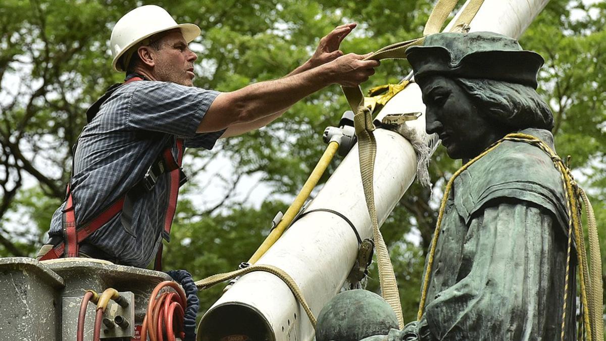 Un operario retira una estatua de Cristóbal Colón del parque de Wooster Square de New Haven, en Connecticut, el 25 de junio