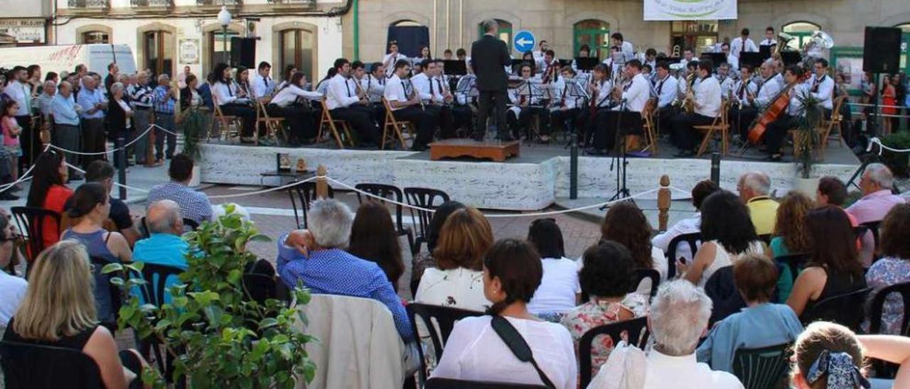 Actuación de la Banda de Merza en las fiestas patronales de Silleda el año pasado. // Bernabé/Gutier