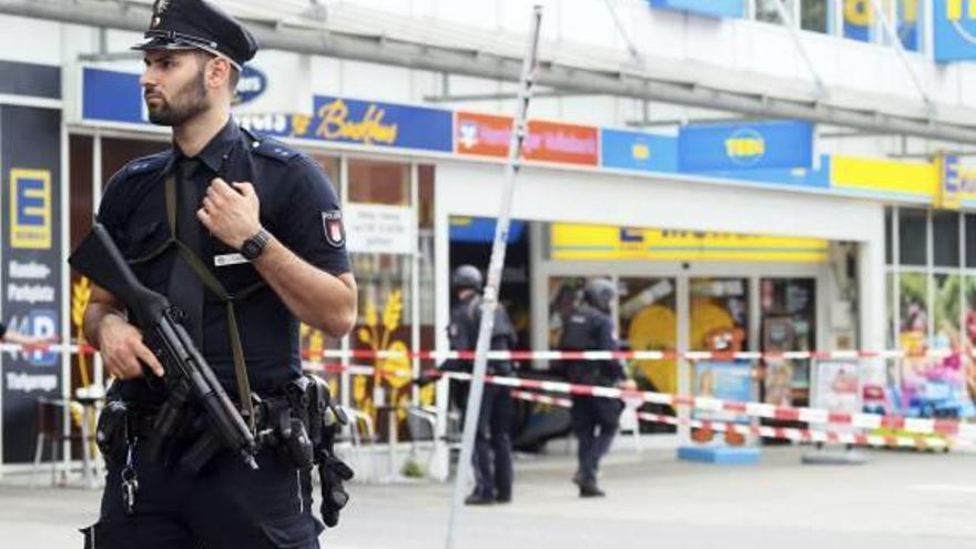 Un policia vigila l&#039;escena de l&#039;atac mentre es fa la investigació.