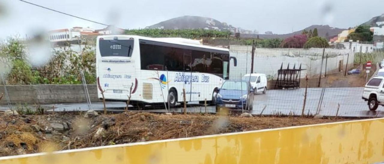 Las lluvias dejaron grandes charcos en la entrada de La Atalaya el fin de semana. | | J.M.