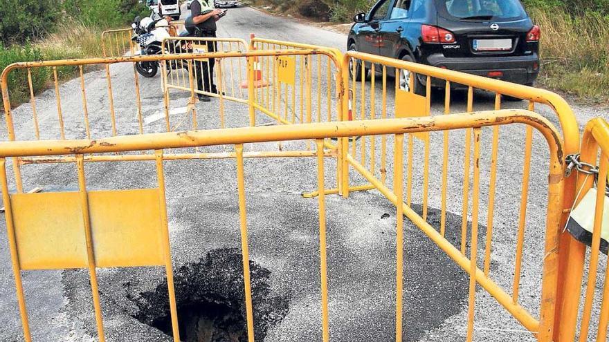 Un socavón en el camino de acceso a la Loma Badá obliga a balizar la zona