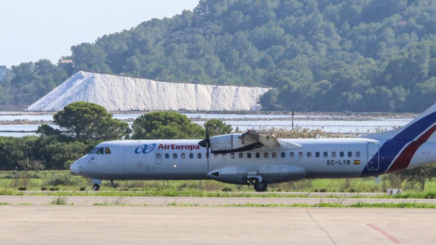 Una aeronave en el aeropuerto ibicenco.