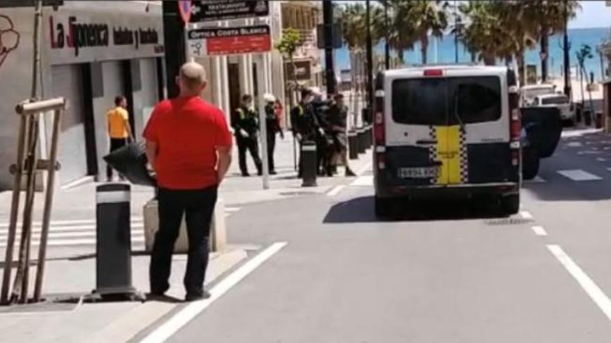 Rompe el cristal del coche de la Guardia Civil en el que lo trasladaban al cuartel de Calp