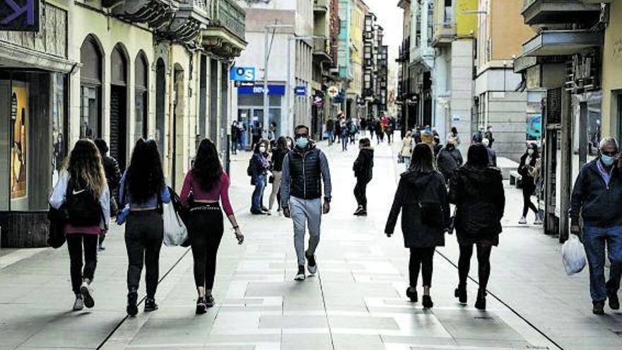 Ciudadanos caminan por la calle de Santa Clara. | Nico Rodríguez