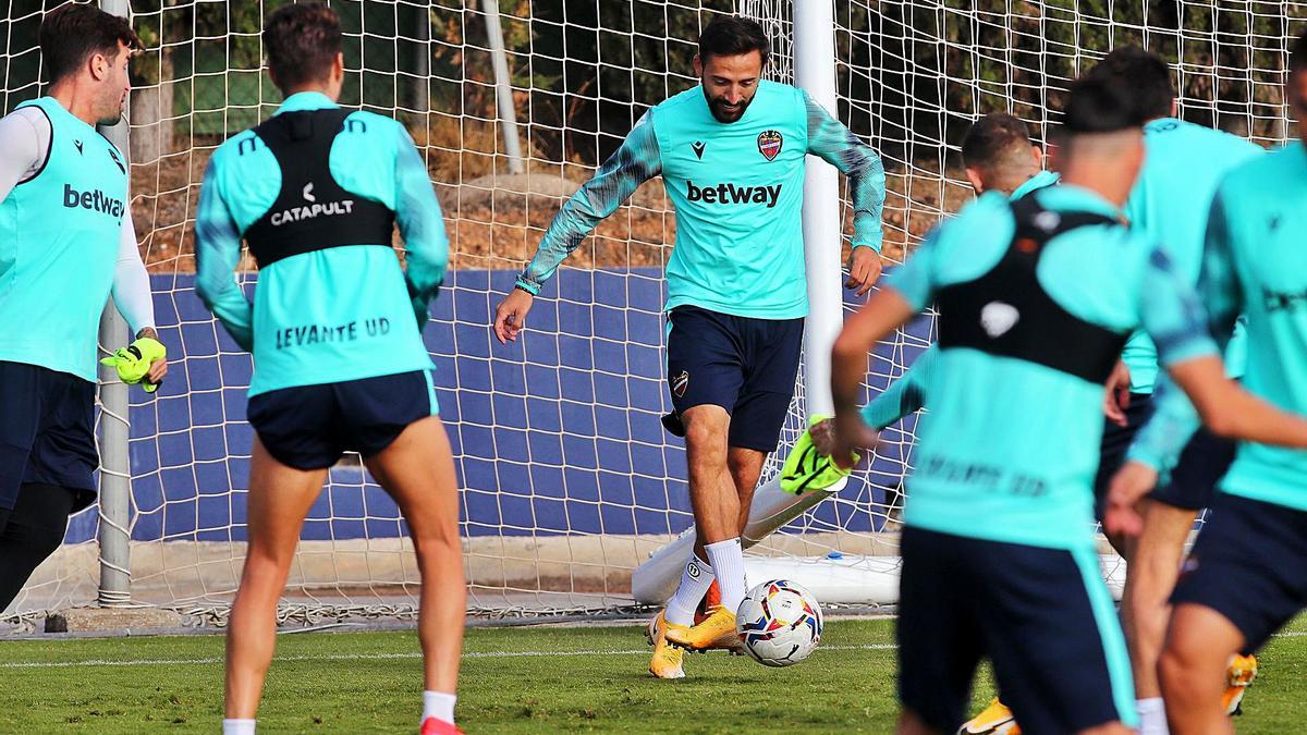 Los jugadores del Levante UD, con Morales a la cabeza, calentando esta semana.