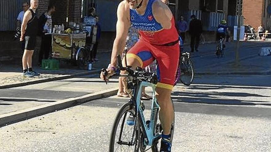 Quini Carrasco, campeón de Europa de paraduatlón de larga distancia