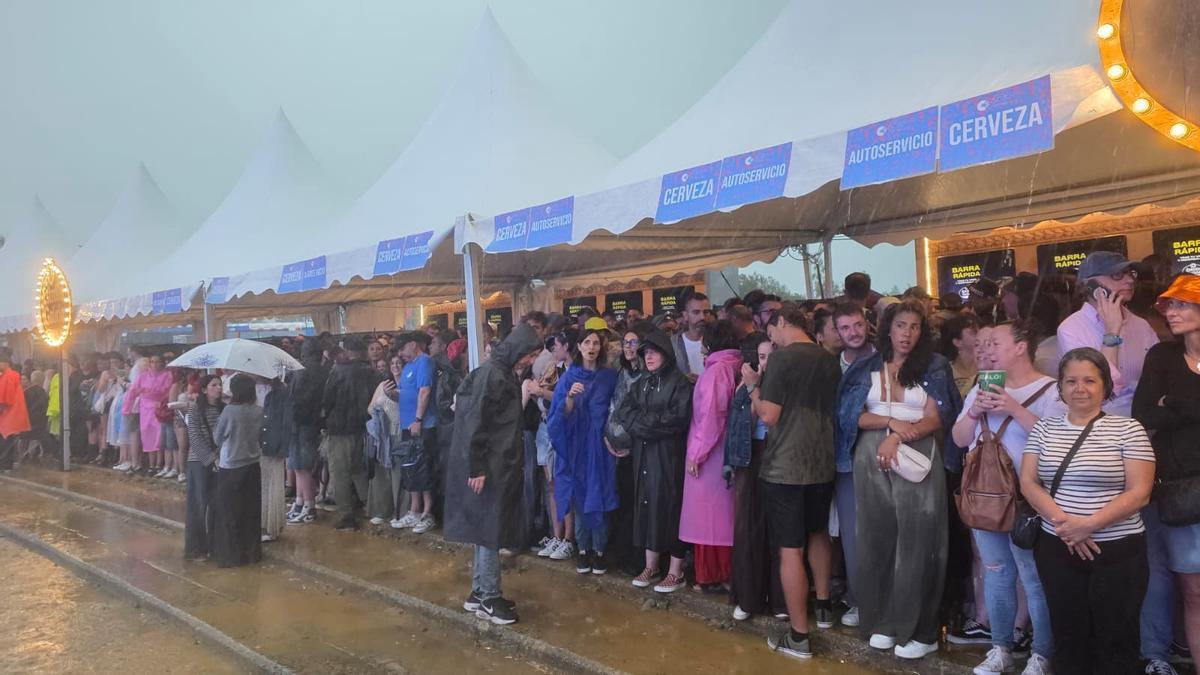Personas resguardadas de la lluvia en los autoservicios de cerveza