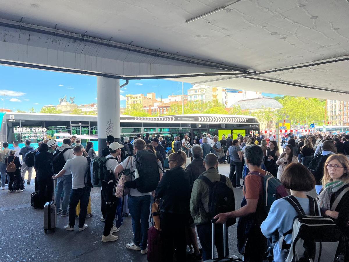 Viajeros hacen cola para coger el autobús al aeropuerto.