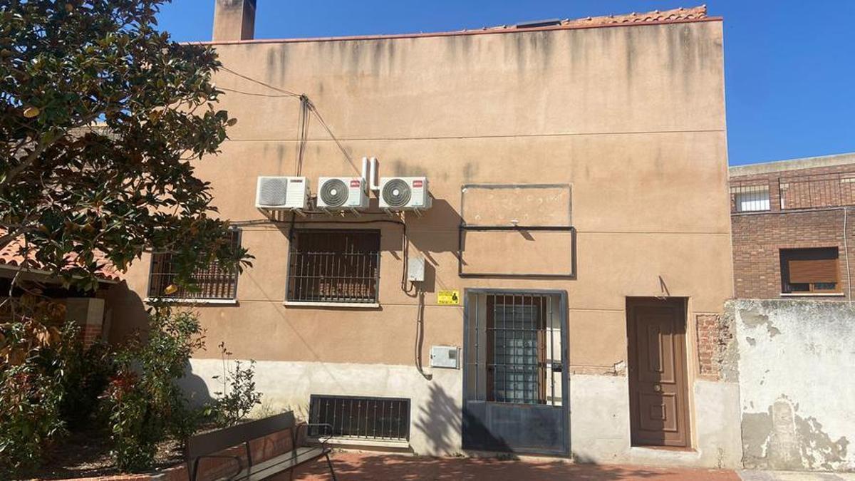 Cristobal regentaba una frutería en este local de Valdeavero, que ya ha sido cerrada /  DLF