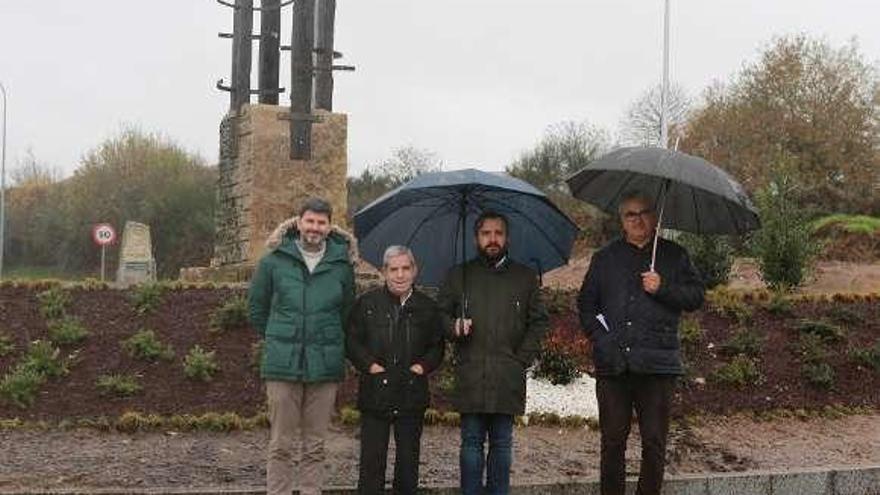 Casares, Taboada, Cuíña y Varela, ayer, en la glorieta. // Bernabé