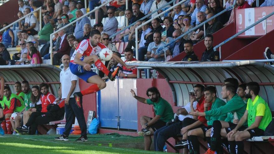 Iago Beceiro durante un encuentro disputado en A Lomba esta temporada