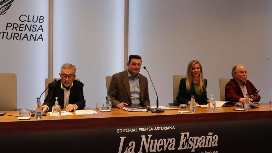 Por la izquierda, Pedro Trabajo, Andrés Calvo Kalch, Raquel Baeza y Ángel García Prieto, ayer, en el Club Prensa Asturiana. | Fernando Rodríguez