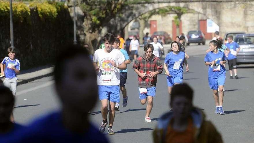 Un grupo de jóvenes se aproximan a la meta en el instituto tras pasar por Fefiñáns. // Noé Parga