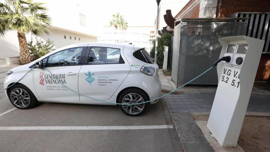 Un coche eléctrico se recarga en el Hospital General de València.