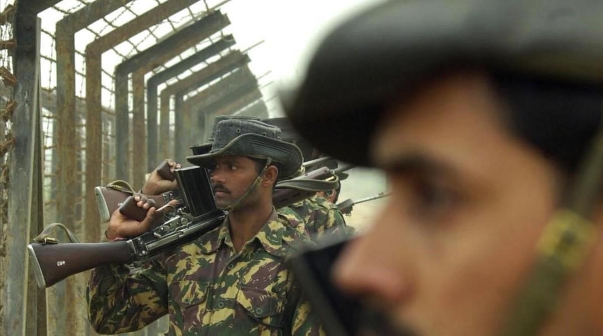 Soldados indios vigilan el lado paquistaní desde la valla en un lugar indeterminado de la frontera entre India y Pakistán, en el estado indio de Punyab, el 3 de enero del 2002.
