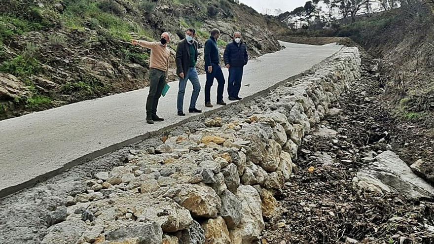 El delegado de Agricultura visita las obras en el camino de Tolox.