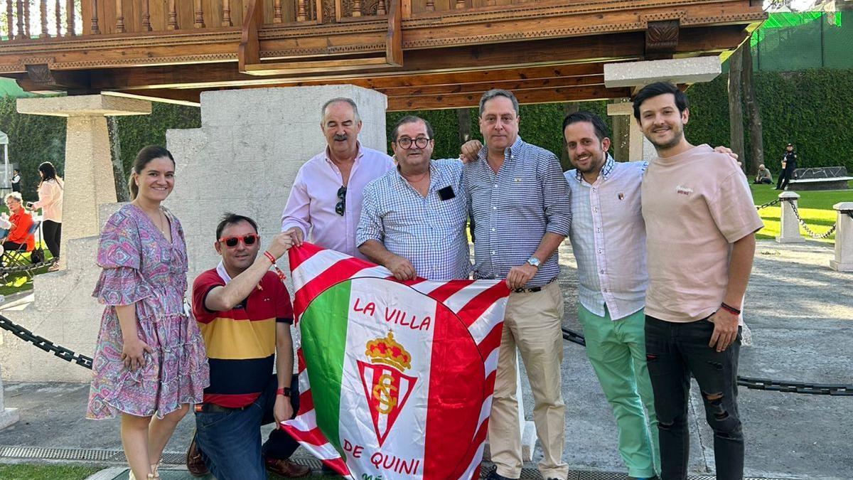 Diego Álvarez Bada, segundo por la izquierda, con otros sportinguistas en el Centro Asturiano de México, durante la celebración de la fiesta de la Virgen de la Guía.