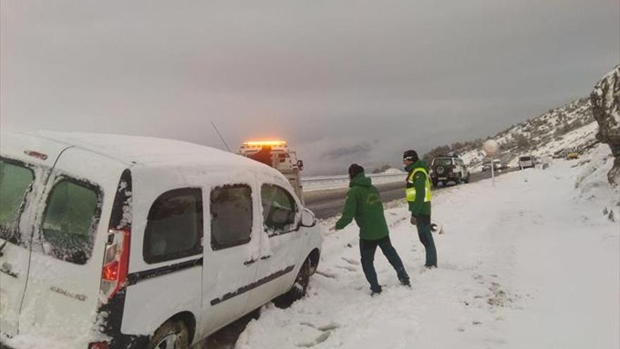 Diecinueve tramos de carreteras con cadenas y tres cortadas por la nieve