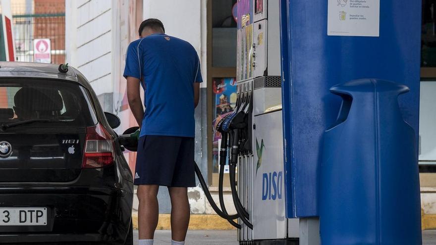 El combustible se abarata un 3,4% desde el anuncio de las inspecciones en Canarias
