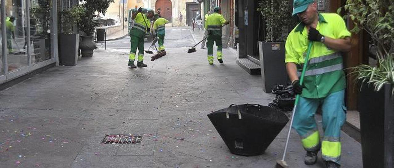 Los ilicitanos dejan cada día en las calles más de 2.000 kilos de papeles, latas y colillas