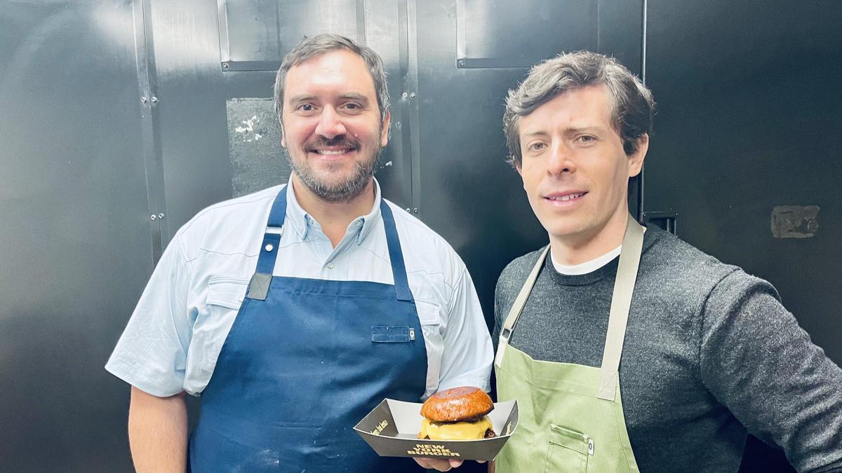 Evan LeRoy y Pablo Colmenares muestran la nueva hamburguesa de New York Burger.