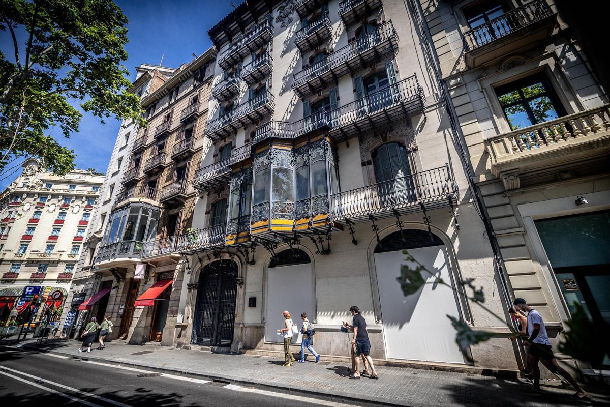 Fachada de la Casa Oller, en Gran Via con Roger de Llúria.