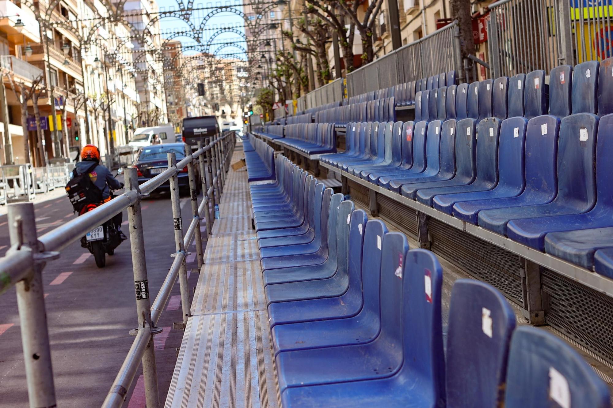 El centro de Alcoy se engalana para las Fiestas de Moros y Cristiano