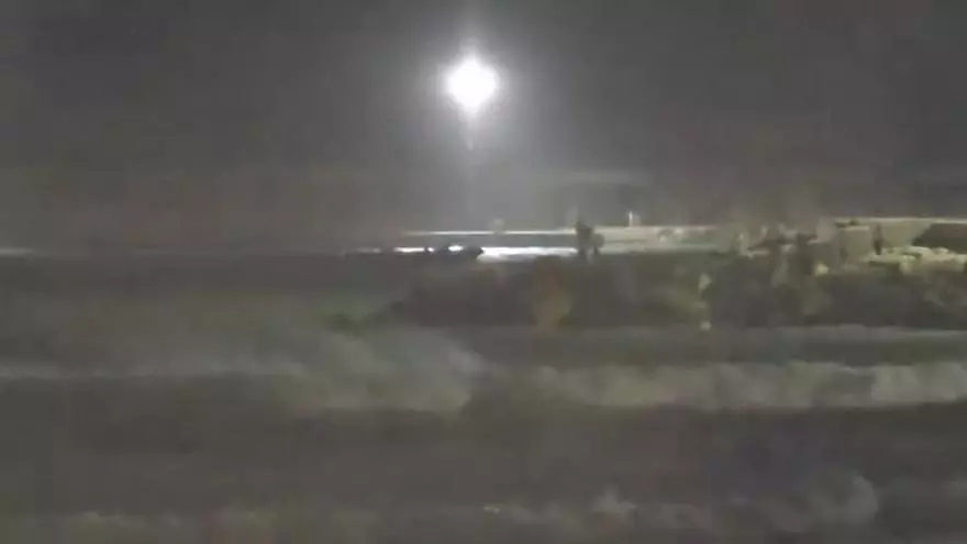 VÍDEO | Narcolancha fondeada frente al paseo marítimo de Barbate durante la borrasca Ingrid