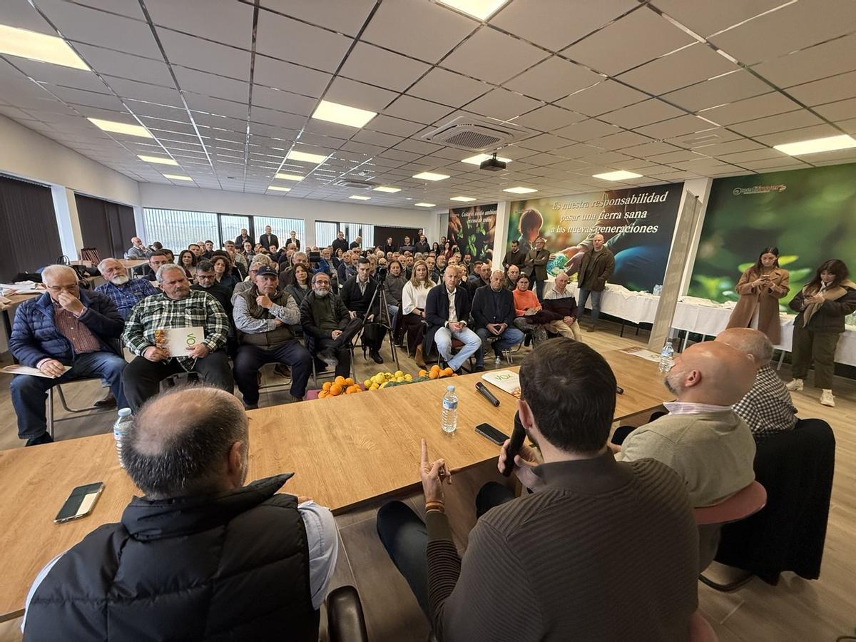 Vharla-desayuno de Vox con agricultores, ganaderos y representantes de asociaciones agrarias en Balsicas.