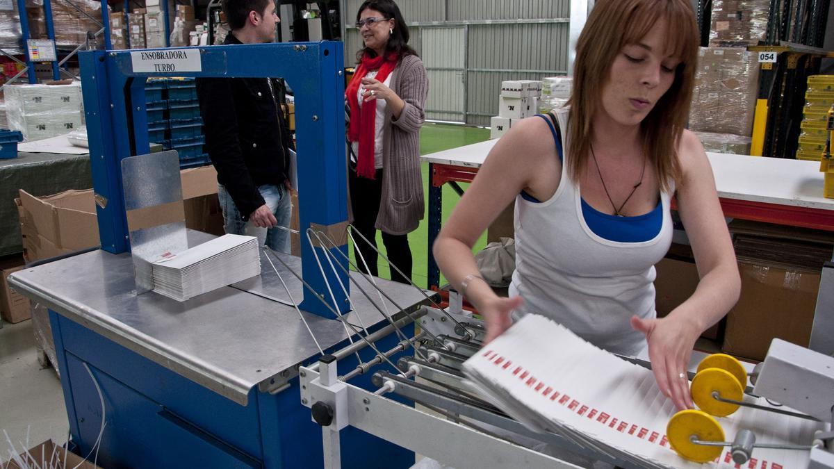Una trabajadora prepara sobres de propaganda electoral para su envío.