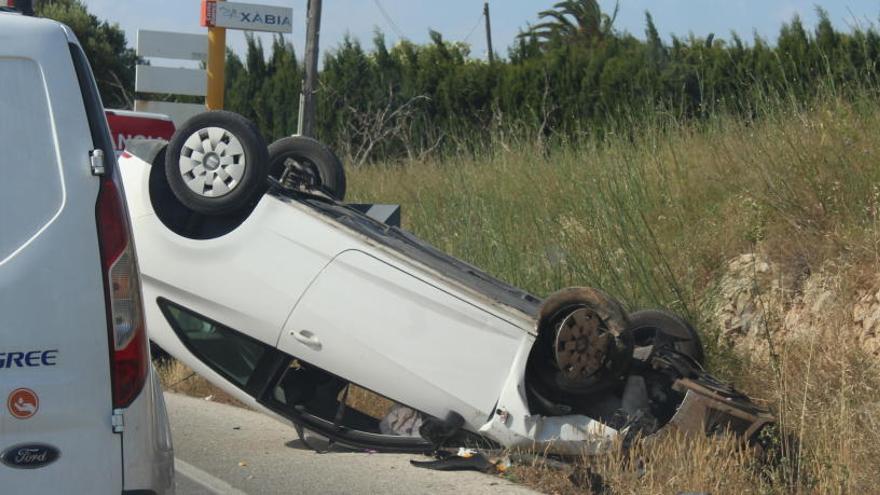 Vuelca un coche en la carretera de Benitatxell a Xàbia