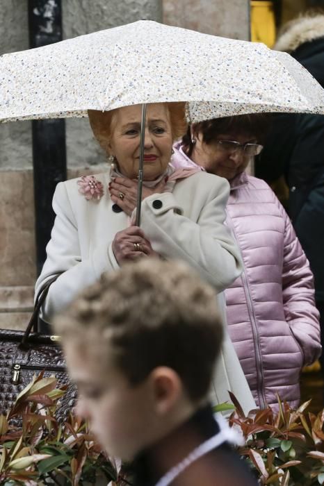 La lluvia obliga a dar la vuelta a la procesión ovetense del Santo Entierro