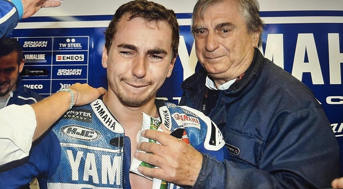 El doctor Claudio Costa consuela a Jorge Lorenzo, en Assen-2013, tras su proeza de correr el GP con la clavícula izquierda recien operada.