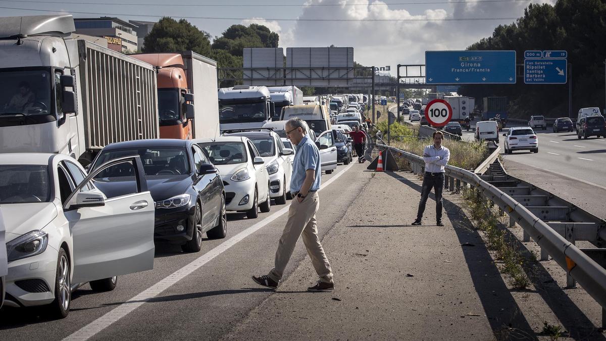 El incendio de un camión en la AP-7 colapsa la autopista