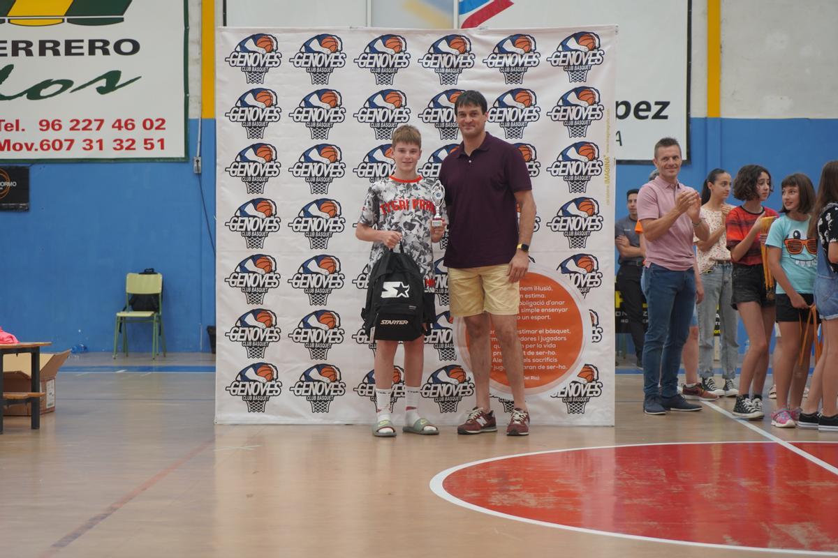 Matej Snobl, del Praga, con el trofeo de mejor jugador del torneo, junto al pilotari Genovés II.