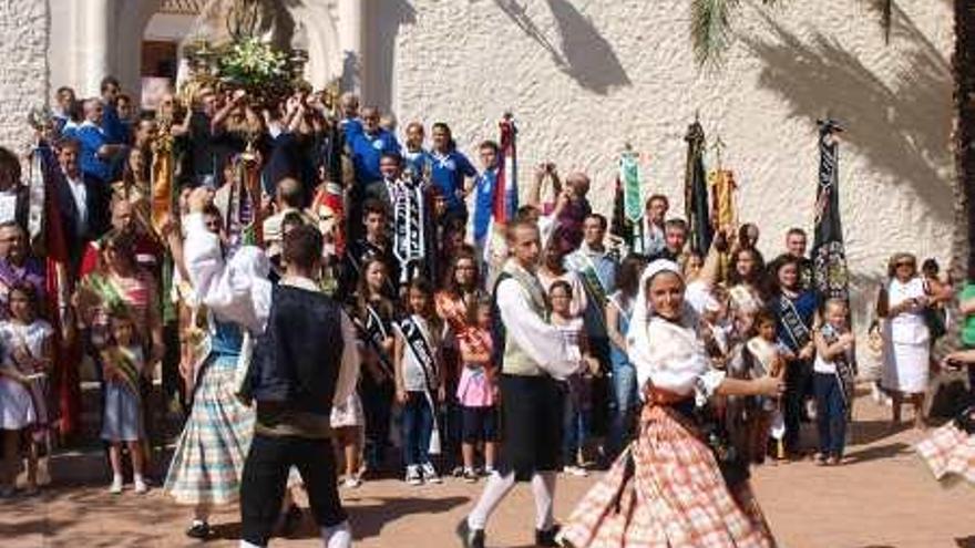 El Grupo de Coros y Danzas bailó a la salida de la imagen de la patrona de Villena.