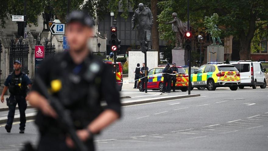 Detenido un hombre en Londres tras chocar su coche contra las barreras del Parlamento