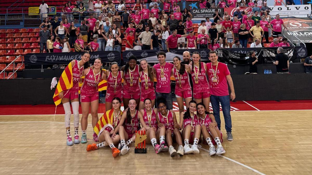 Les jugadores i el cos tècnic de l'equip amb el títol de campiones