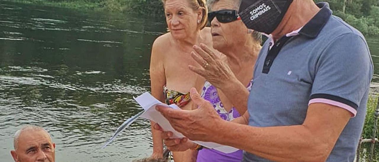 Reparto de publicidad de la campaña en la tarde de ayer en las termas do Muiño. | // FDV