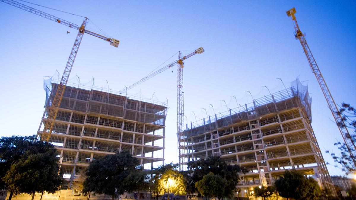 Pisos en València: La fiebre inmobiliaria impulsa la construcción de 5.267 viviendas de obra nueva en València.