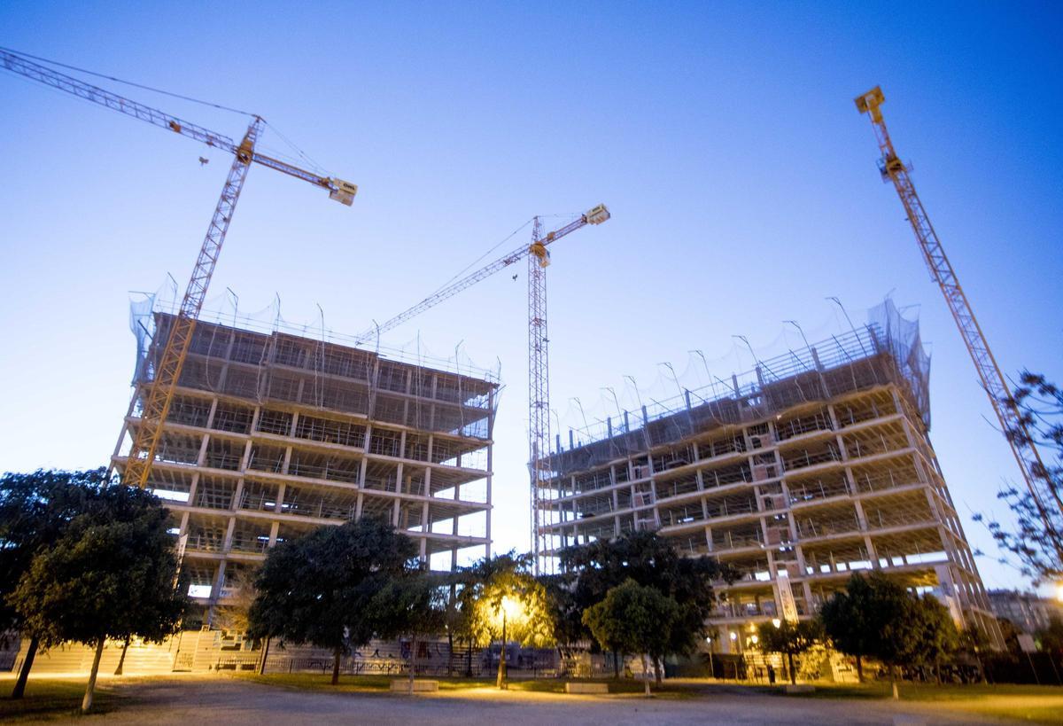 Pisos en València: La fiebre inmobiliaria impulsa la construcción de 5.267 viviendas de obra nueva en València.